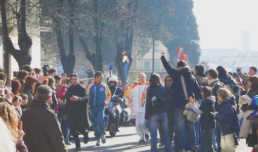 Il passaggio della fiamma olimpica ad Asti, in occasione delle Olimpiadi di Torino 2006  (Ph J.DeM.A.)