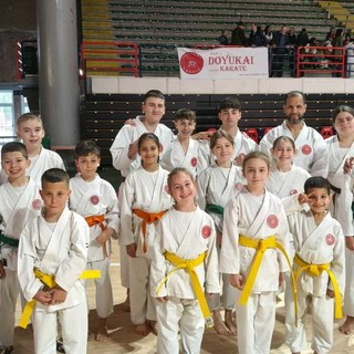 Foto di gruppo per gli atleti, insegnanti e accompagnatori della palestra Doyukai