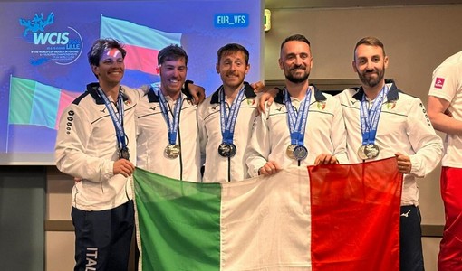 Sul podio. Nella foto da sinistra: Alessandro Binello, Nicolò’ Interlandi, Federico Allamprese, Andrea Cardinali, Marco Soro. Della squadra azzurra fa parte anche Stefano Falagiani.