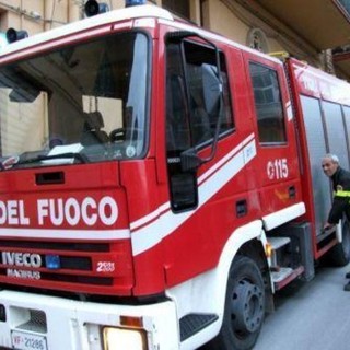 Auto in fiamme a Costigliole d’Asti, incendio vicino all’anfiteatro
