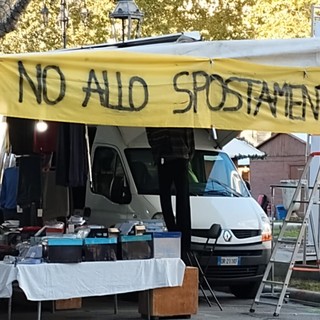 Lo striscione apparso questa mattina al mercato