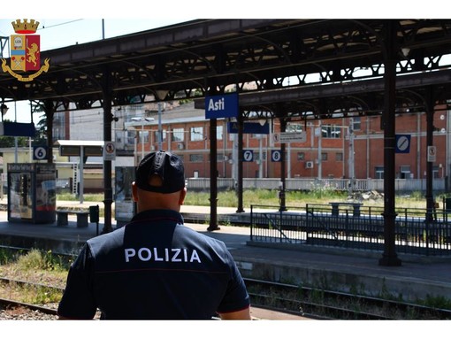 Immagine d'archivio di un agente Polfer alla stazione di Asti