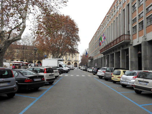 Tornano i parcheggi gratuiti, ad Asti, nelle zone 'blu' di corona nel periodo natalizio