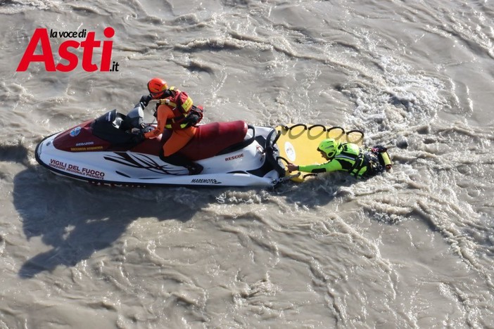 Un'immagine d'archivio dei vigili del fuoco impegnati in un intervento fluviale Un'immagine d'archivio dei vigili del fuoco impegnati in un intervento fluviale