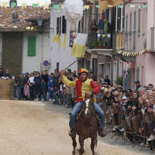 A Tonco torna la Giostra del Pitu: domenica 12 aprile il rito propiziatorio tra processo, condanna e gara equestre