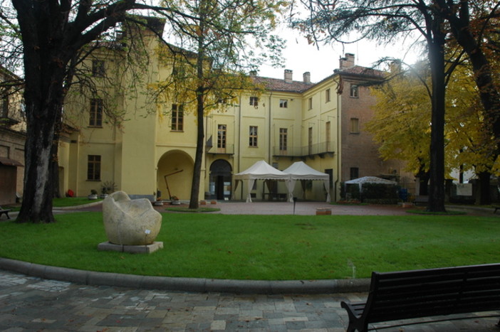 “Metamorfosi”: farfalle tra pittura e scultura a Nizza Monferrato