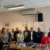 Il direttore generale dell'Asl AT Giovanni Gorgoni con Stefano Soldati project manager di Fondazione La Stampa – Specchio dei tempi, sindaci e rappresentanti dei Comuni che hanno aderito al progetto nel 2025, volontari delle Palestre