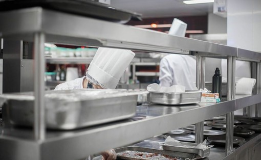 Pensili nella cucina del ristorante: 5 idee per organizzare utensili e stoviglie