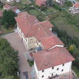A Ferrere la scuola “Gino Levi Montalcini” compie cent’anni: festa e memoria con gli alunni protagonisti