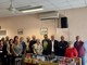 Il direttore generale dell'Asl AT Giovanni Gorgoni con Stefano Soldati project manager di Fondazione La Stampa – Specchio dei tempi, sindaci e rappresentanti dei Comuni che hanno aderito al progetto nel 2025, volontari delle Palestre