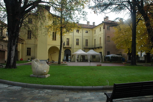 “Metamorfosi”: farfalle tra pittura e scultura a Nizza Monferrato