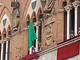 La bandiera verde esposta alla trifora del Palazzo Pubblico senese (foto riprodotta per gentile concessione del blog &quot;Brontolo dice la sua&quot;)