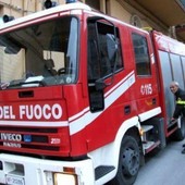 Auto in fiamme a Costigliole d’Asti, incendio vicino all’anfiteatro Auto in fiamme a Costigliole d’Asti, incendio vicino all’anfiteatro