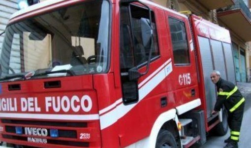 Auto in fiamme a Costigliole d’Asti, incendio vicino all’anfiteatro Auto in fiamme a Costigliole d’Asti, incendio vicino all’anfiteatro