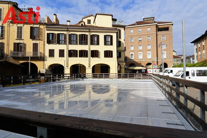 La pista di ghiaccio in piazza Statuto