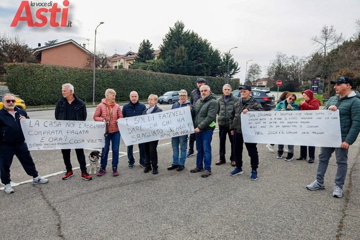 La protesta dei residenti di Cascina Volta (Merphefoto) La protesta dei residenti di Cascina Volta (Merphefoto)