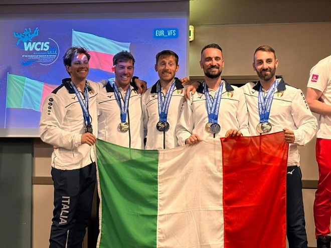 Sul podio. Nella foto da sinistra: Alessandro Binello, Nicolò’ Interlandi, Federico Allamprese, Andrea Cardinali, Marco Soro. Della squadra azzurra fa parte anche Stefano Falagiani.