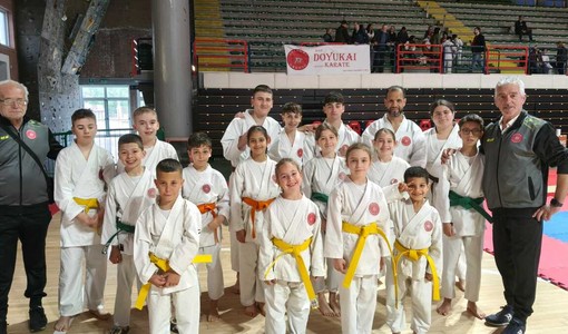 Foto di gruppo per gli atleti, insegnanti e accompagnatori della palestra Doyukai
