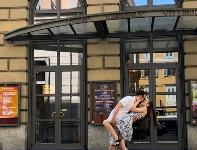 Sposi cercasi: il teatro Alfieri diventa un incrocio di fedi nuziali [VIDEO]