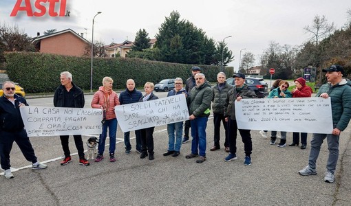 La protesta dei residenti di Cascina Volta (Merphefoto)