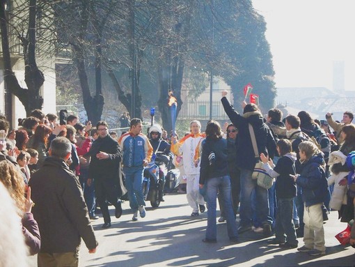 Il passaggio della fiamma olimpica ad Asti, in occasione delle Olimpiadi di Torino 2006 (Ph J.DeM.A.) Il passaggio della fiamma olimpica ad Asti, in occasione delle Olimpiadi di Torino 2006 (Ph J.DeM.A.)