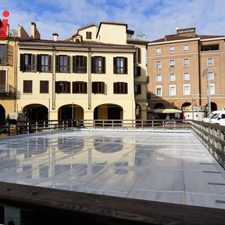 La pista di ghiaccio in piazza Statuto