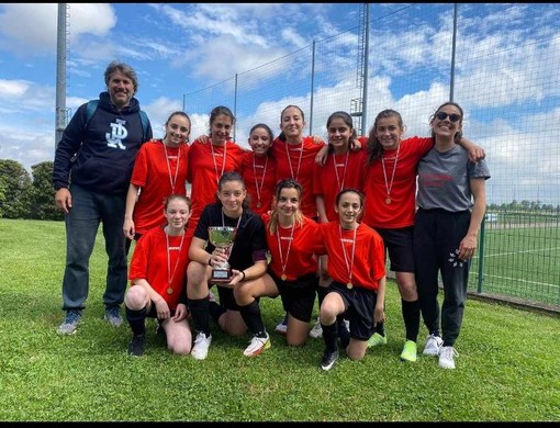 Le ragazze dell IC Villafranca d'Asti hanno vinto i campionati regionali di calcio femminile