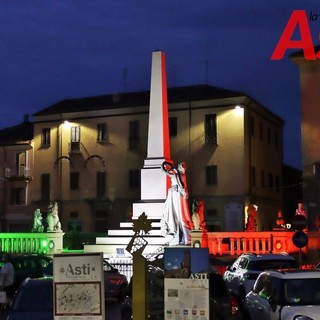 Il monumento astigiano di piazza Roma illuminato con il Tricolore