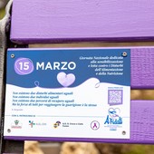 Immagina della panchina lilla di Cuneo Immagina della panchina lilla di Cuneo