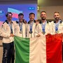 Sul podio. Nella foto da sinistra: Alessandro Binello, Nicolò’ Interlandi, Federico Allamprese, Andrea Cardinali, Marco Soro. Della squadra azzurra fa parte anche Stefano Falagiani.