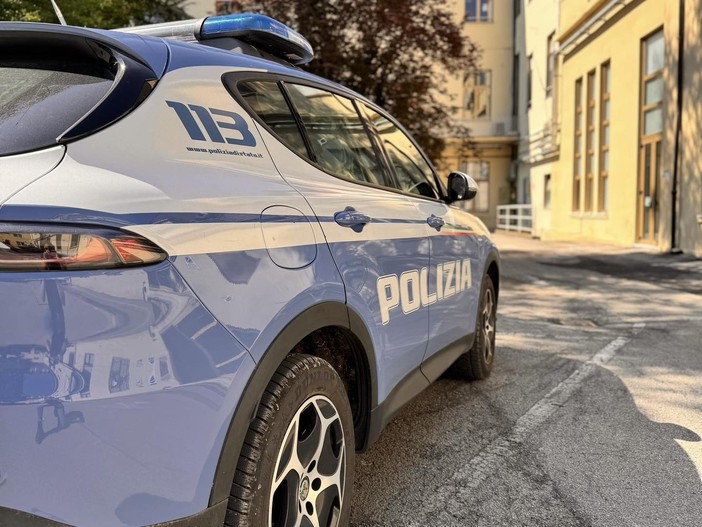 Ruba in un mini market, arrestato dalle volanti un pluripregiudicato in fuga