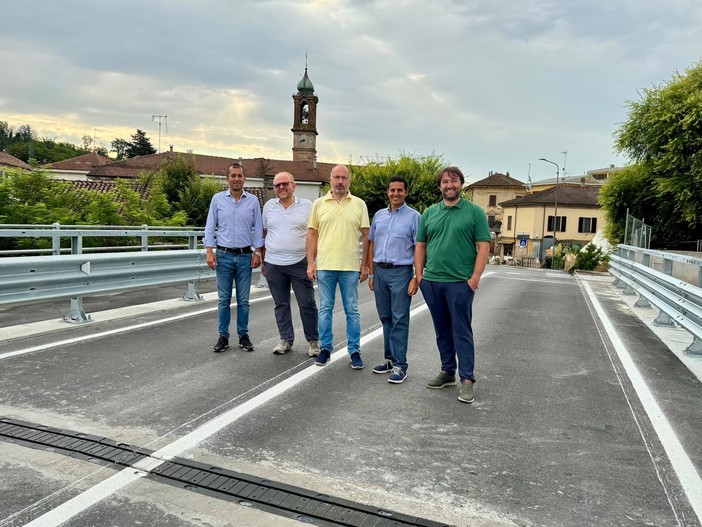Castelnuovo Belbo: inaugurato il nuovo ponte sul torrente, migliorata viabilità e sicurezza idraulica