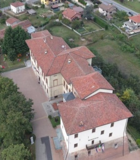 A Ferrere la scuola “Gino Levi Montalcini” compie cent’anni: festa e memoria con gli alunni protagonisti