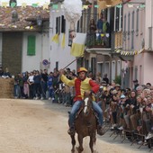 A Tonco torna la Giostra del Pitu: domenica 12 aprile il rito propiziatorio tra processo, condanna e gara equestre
