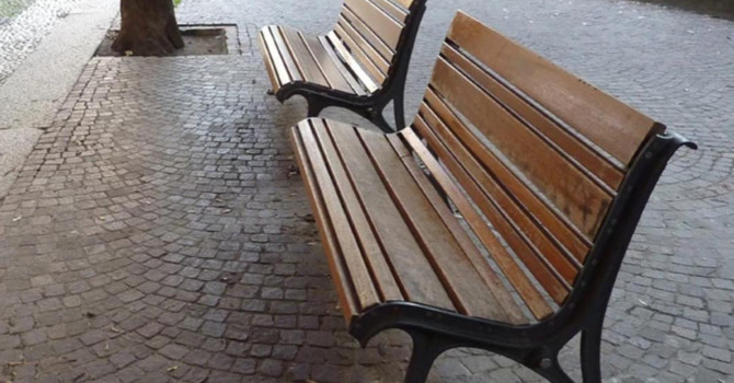 Panchine di design a rischio: Miroglio interroga il Comune