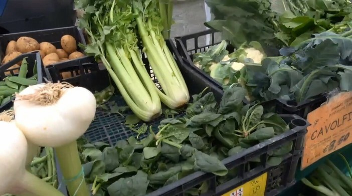 Asti, ogni lunedì il mercato agricolo Cia in piazza Alfieri. Intanto la ricerca Cia Trend fotografa il paradosso del Made in Italy [VIDEO]