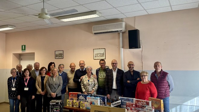 Il direttore generale dell'Asl AT Giovanni Gorgoni con Stefano Soldati project manager di Fondazione La Stampa – Specchio dei tempi, sindaci e rappresentanti dei Comuni che hanno aderito al progetto nel 2025, volontari delle Palestre