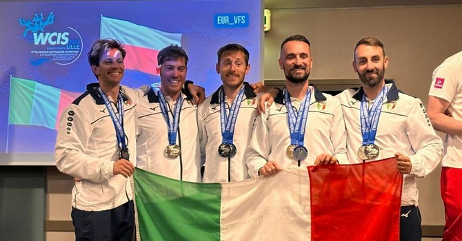 Sul podio. Nella foto da sinistra: Alessandro Binello, Nicolò’ Interlandi, Federico Allamprese, Andrea Cardinali, Marco Soro. Della squadra azzurra fa parte anche Stefano Falagiani.