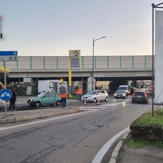 La coda, ieri, in corso Casale, per i lavori di asfaltatura davanti alla rotonda del centro commerciale &quot;Il Borgo&quot;
