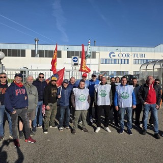 La protesta davanti allo stabilimento
