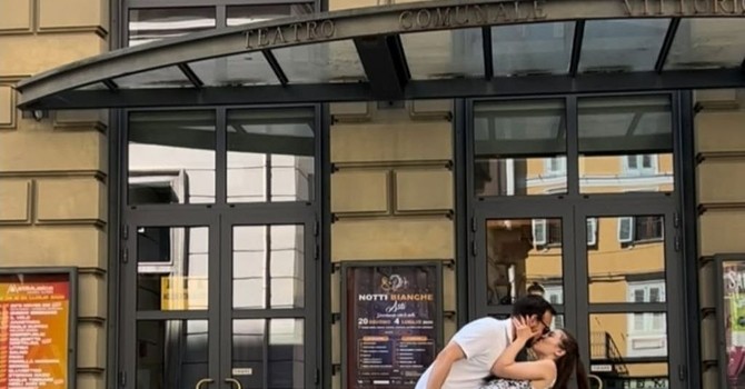 Sposi cercasi: il teatro Alfieri diventa un incrocio di fedi nuziali [VIDEO]