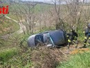L'auto finita nella scarpata