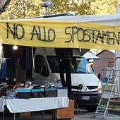 Lo striscione apparso questa mattina al mercato
