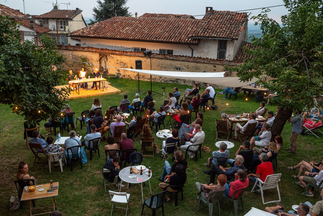 Torna il Quadila Festival di Albugnano: dal 9 al 26 luglio un viaggio sensoriale tra teatro, musica e paesaggio