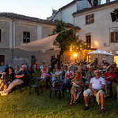 Il Quadila Festival entra nel vivo: al via la seconda settimana di "Percorsi di senso" tra teatro, sinestesie e passeggiate sensoriali Il Quadila Festival entra nel vivo: al via la seconda settimana di "Percorsi di senso" tra teatro, sinestesie e passeggiate sensoriali