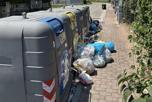In foto: i rifiuti in quartiere San Fedele