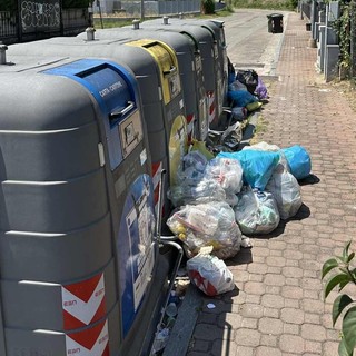 In foto: i rifiuti in quartiere San Fedele
