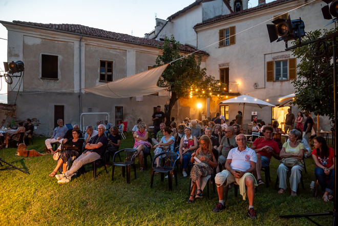 Il Quadila Festival entra nel vivo: al via la seconda settimana di "Percorsi di senso" tra teatro, sinestesie e passeggiate sensoriali Il Quadila Festival entra nel vivo: al via la seconda settimana di "Percorsi di senso" tra teatro, sinestesie e passeggiate sensoriali
