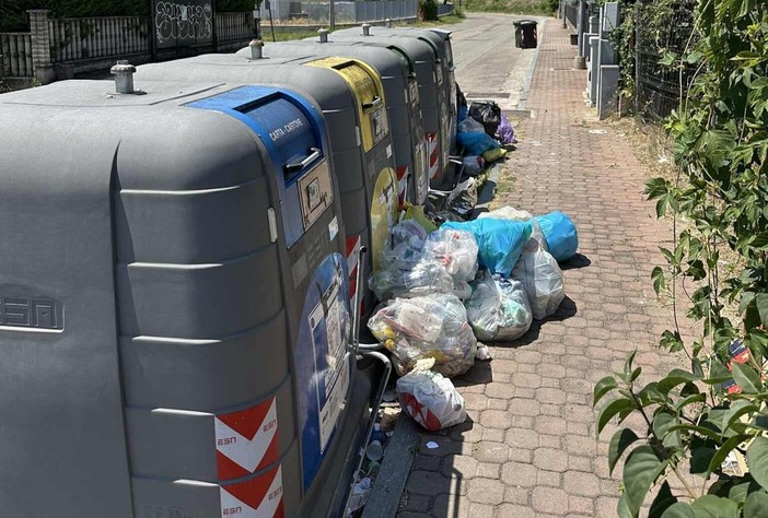 In foto: i rifiuti in quartiere San Fedele