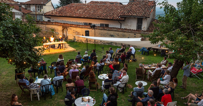 Torna il Quadila Festival di Albugnano: dal 9 al 26 luglio un viaggio sensoriale tra teatro, musica e paesaggio Torna il Quadila Festival di Albugnano: dal 9 al 26 luglio un viaggio sensoriale tra teatro, musica e paesaggio